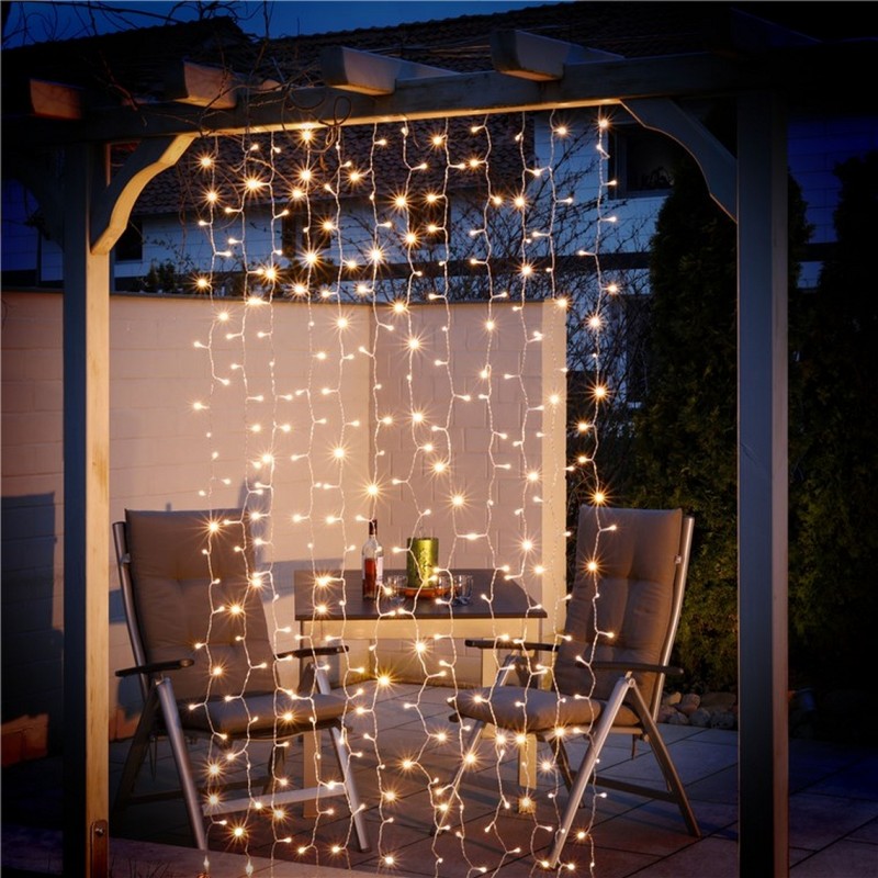 Light curtain 300 LED with timer, USB and battery - Create cozinessExperience the magic of light with a light curtain with 300 LEDs: Create Atmosphere and Coziness in the Home! Give your home an atmospheric and charming atmosphere with our light curtain with 300 LEDs. This unique light curtain is not only a decorative addition to your home, but it is also a versatile light source that brings the right light magic to any occasion. Timer function, remote control and option for USB or battery operation.goobay